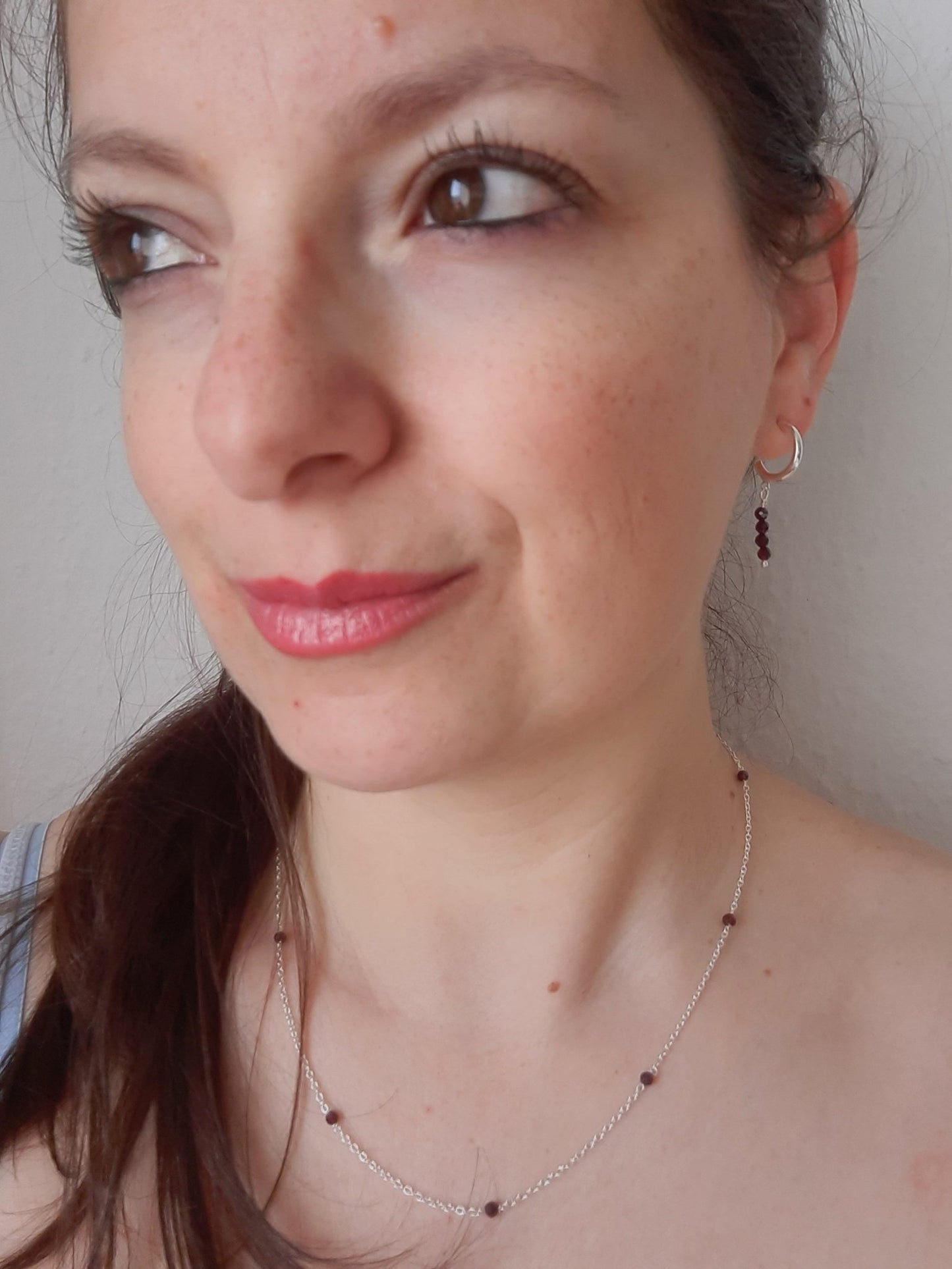 Ezüst fülbevaló gránáttal - Reka Kanyasi Jewellery