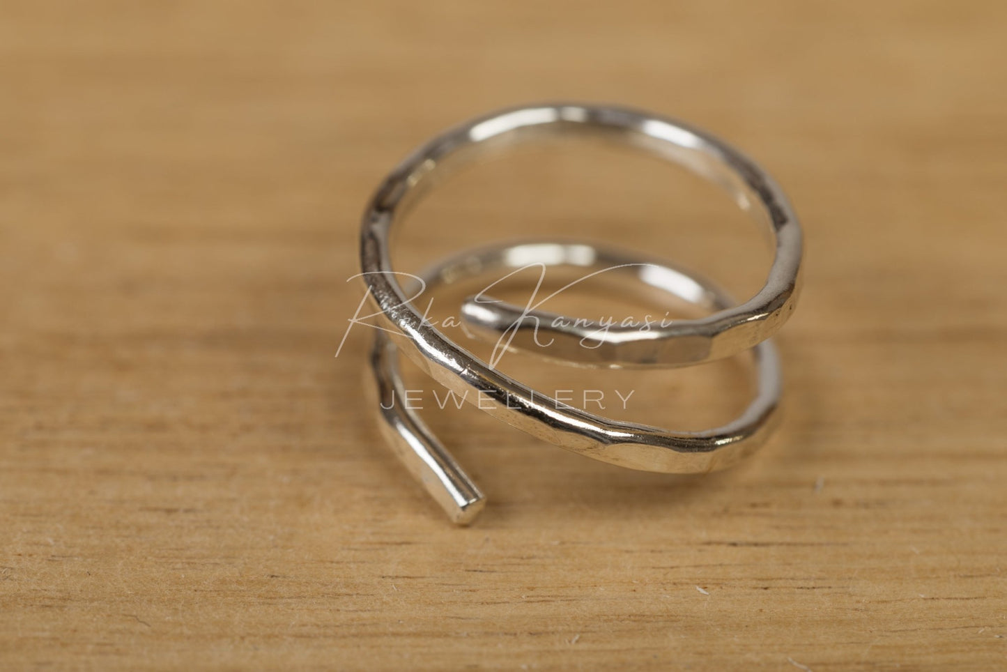 Ezüst kalapált, spirál gyűrű - Reka Kanyasi Jewellery