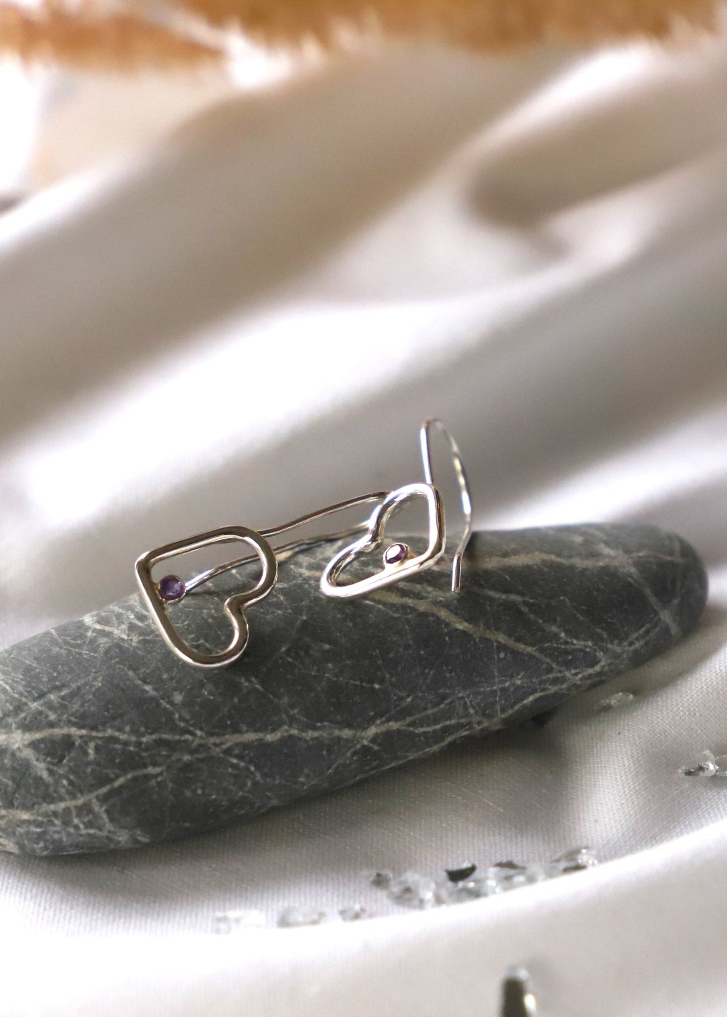 Heart shaped sterling silver earrings with amethyst - Szív alakú ezüst fülbevaló ametiszttel - Reka Kanyasi Jewellery