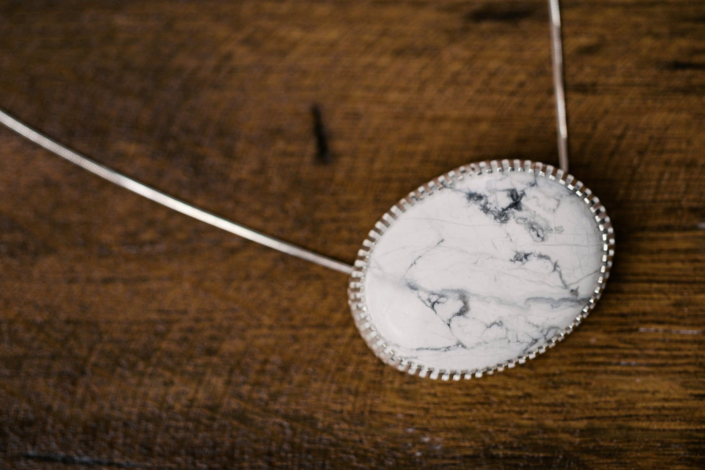 Howlit pendant in silver bezel with silver chain - Howlit medál ezüst foglalatban ezüst lánccal - Reka Kanyasi Jewellery