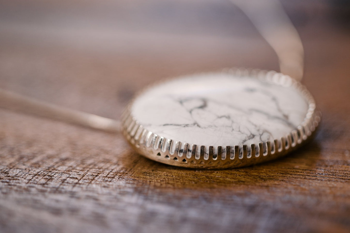 Howlit pendant in silver bezel with silver chain - Howlit medál ezüst foglalatban ezüst lánccal - Reka Kanyasi Jewellery