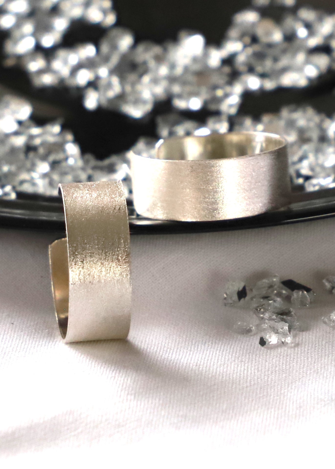 Léa silver hoop earrings with satin surface - Léa ezüst karika fülbevaló szaténos felülettel - Reka Kanyasi Jewellery