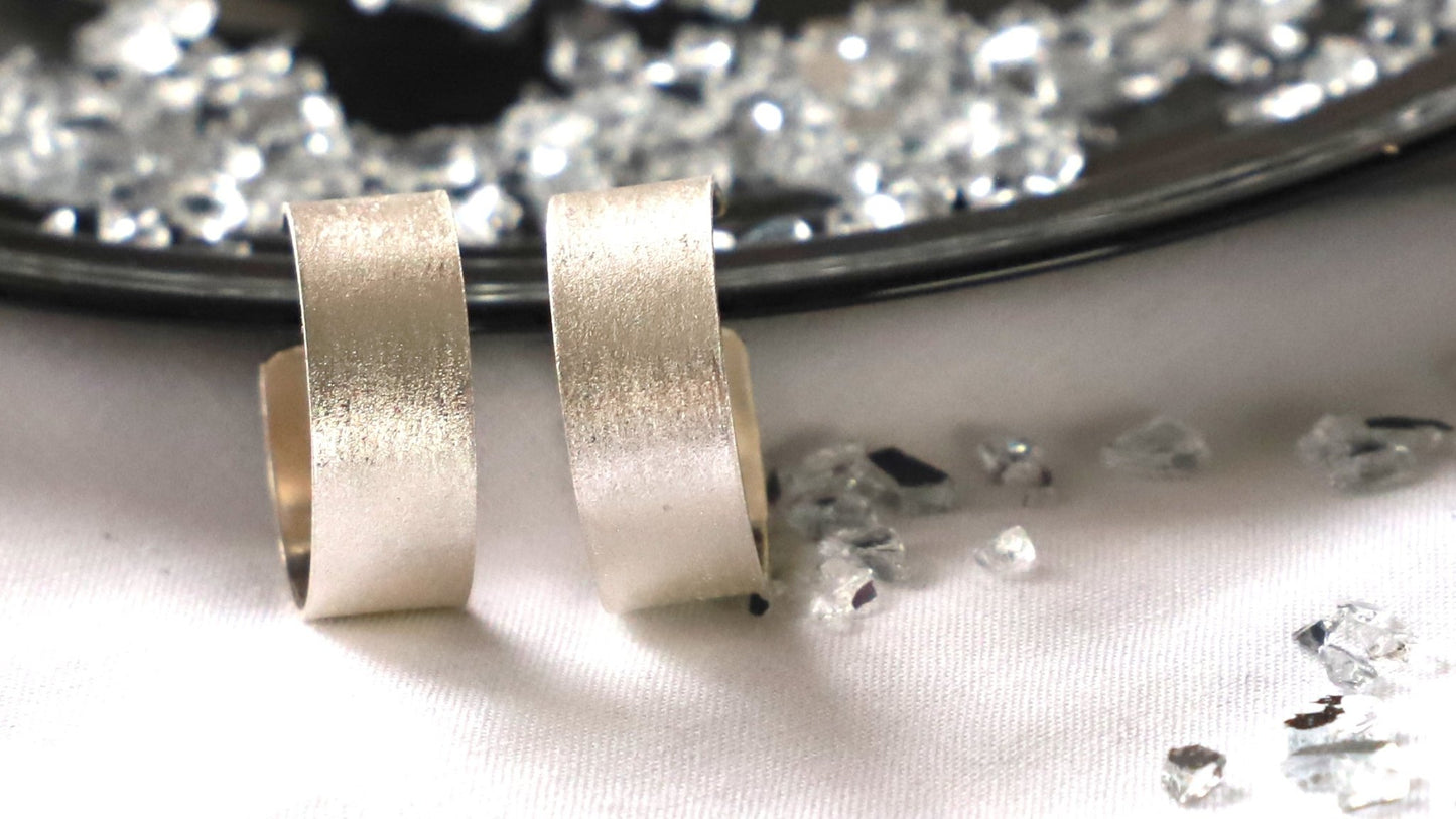 Léa silver hoop earrings with satin surface - Léa ezüst karika fülbevaló szaténos felülettel - Reka Kanyasi Jewellery