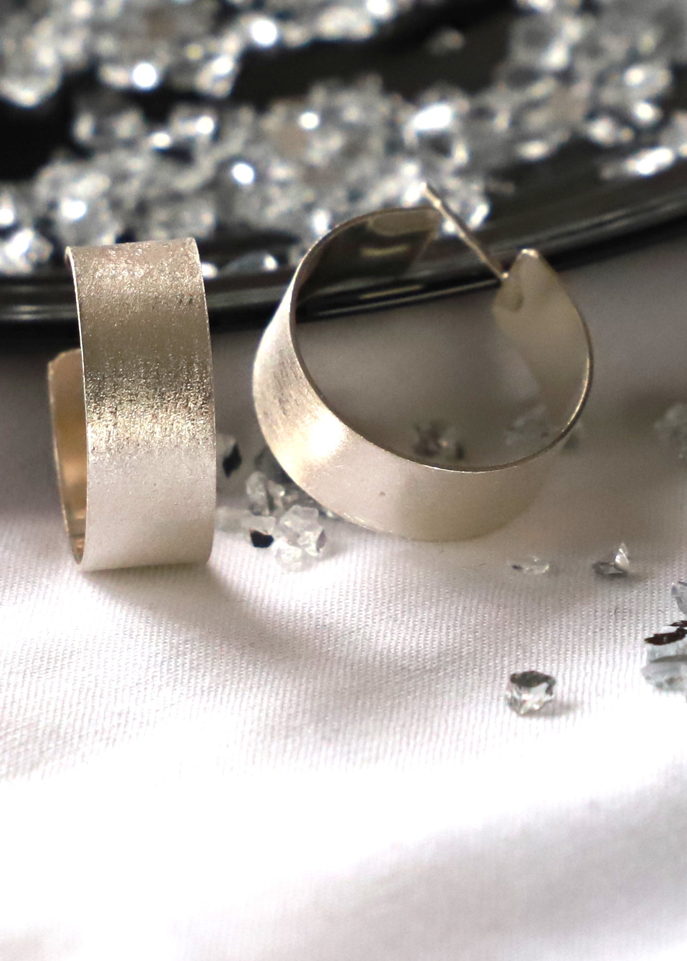 Léa silver hoop earrings with satin surface - Léa ezüst karika fülbevaló szaténos felülettel - Reka Kanyasi Jewellery