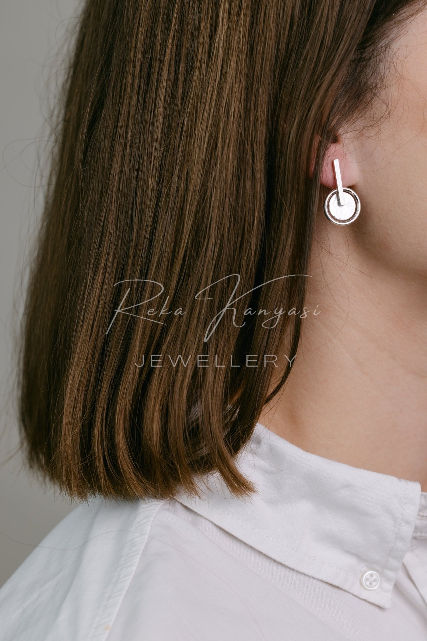 Elegáns ezüst fülbevaló kalapált felülettel - Reka Kanyasi Jewellery