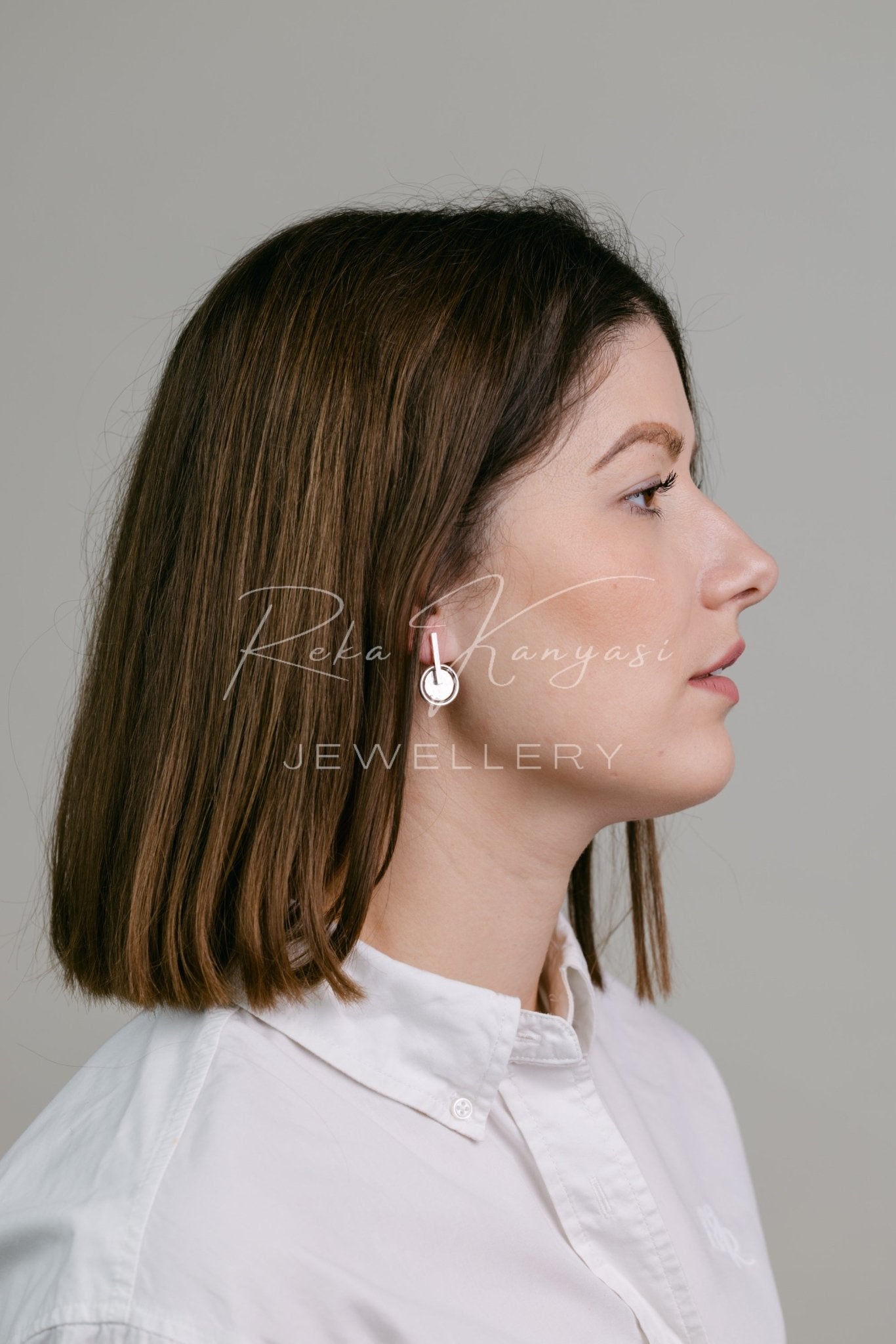 Elegáns ezüst fülbevaló kalapált felülettel - Reka Kanyasi Jewellery