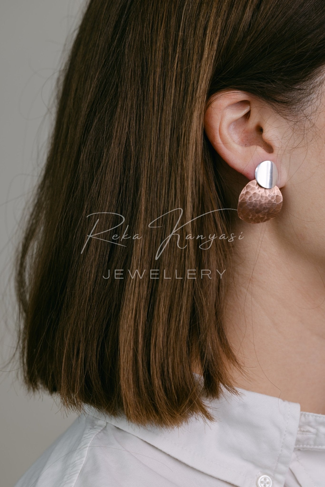 Ezüst és vörös réz fülbevaló kalapált felülettel - Reka Kanyasi Jewellery