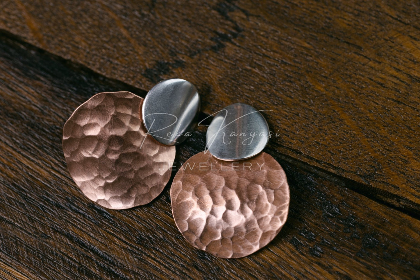 Ezüst és vörös réz fülbevaló kalapált felülettel - Reka Kanyasi Jewellery