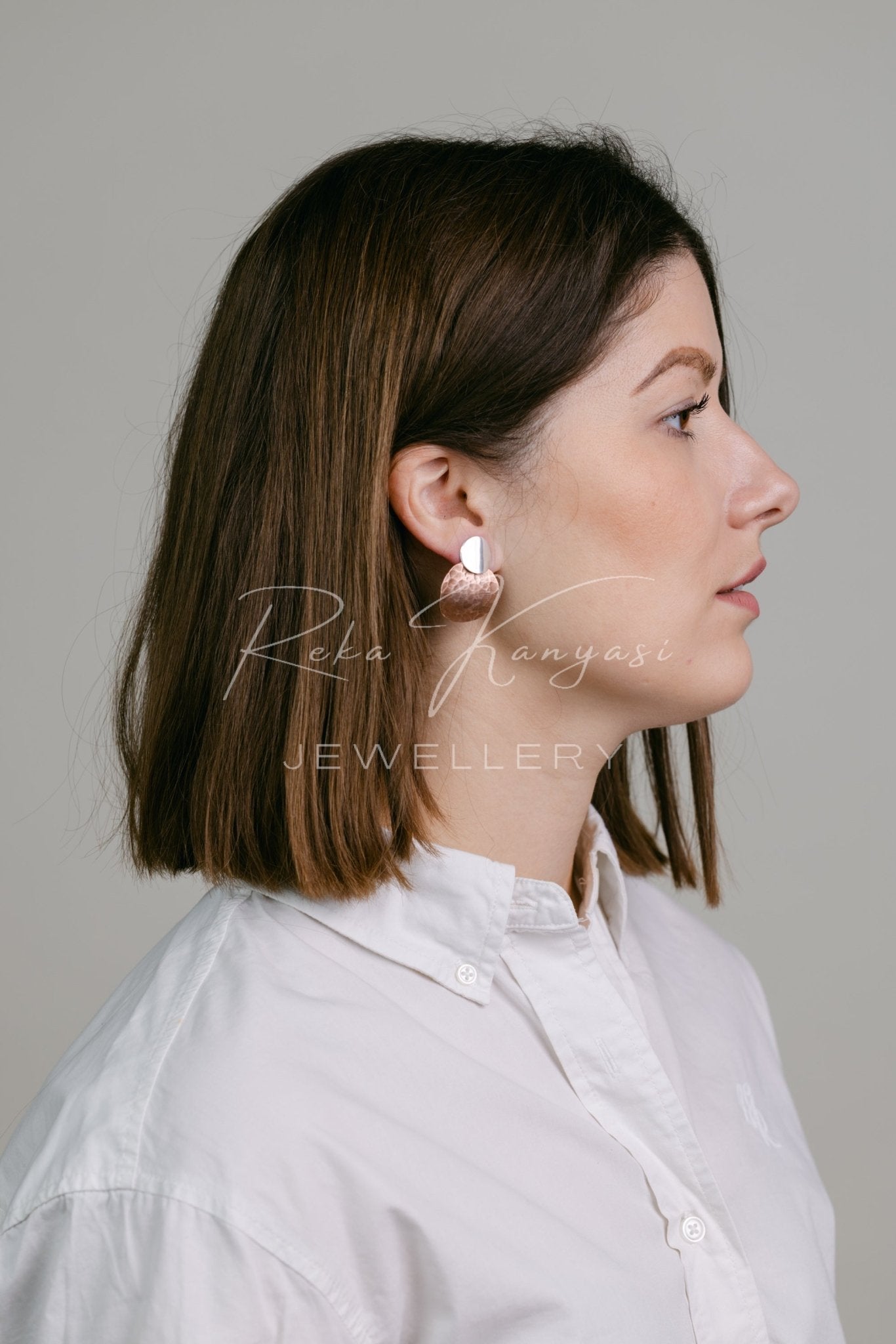 Ezüst és vörös réz fülbevaló kalapált felülettel - Reka Kanyasi Jewellery