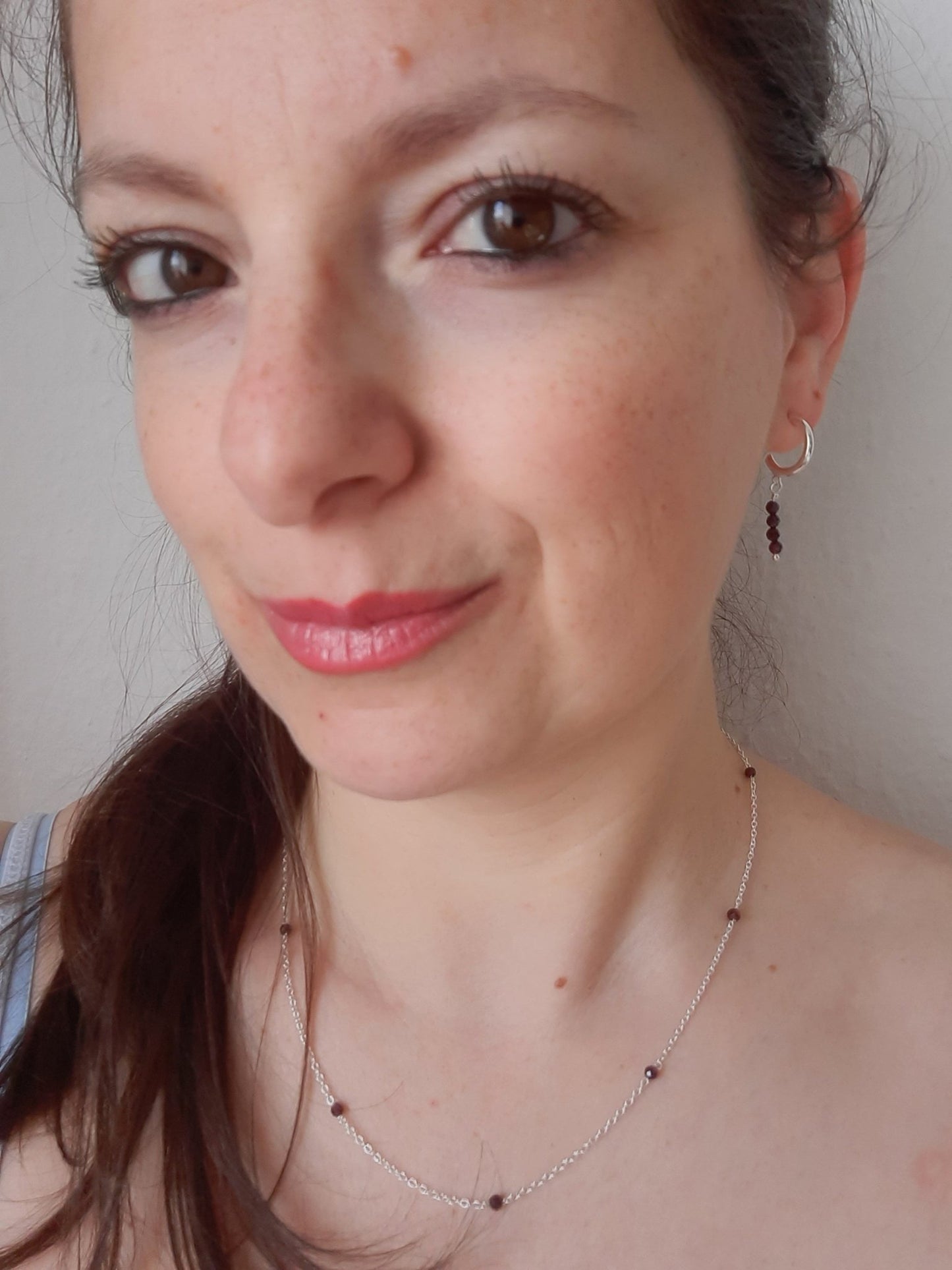 Ezüst nyaklánc gránát gyöngyökkel - Reka Kanyasi Jewellery