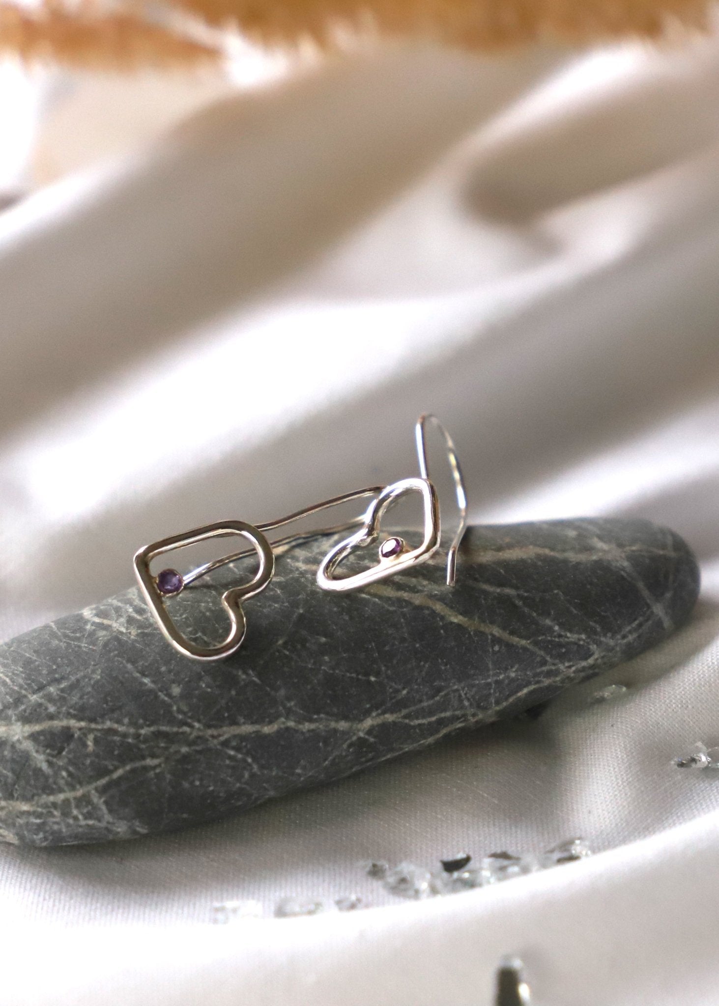 Heart shaped sterling silver earrings with amethyst - Szív alakú ezüst fülbevaló ametiszttel - Reka Kanyasi Jewellery