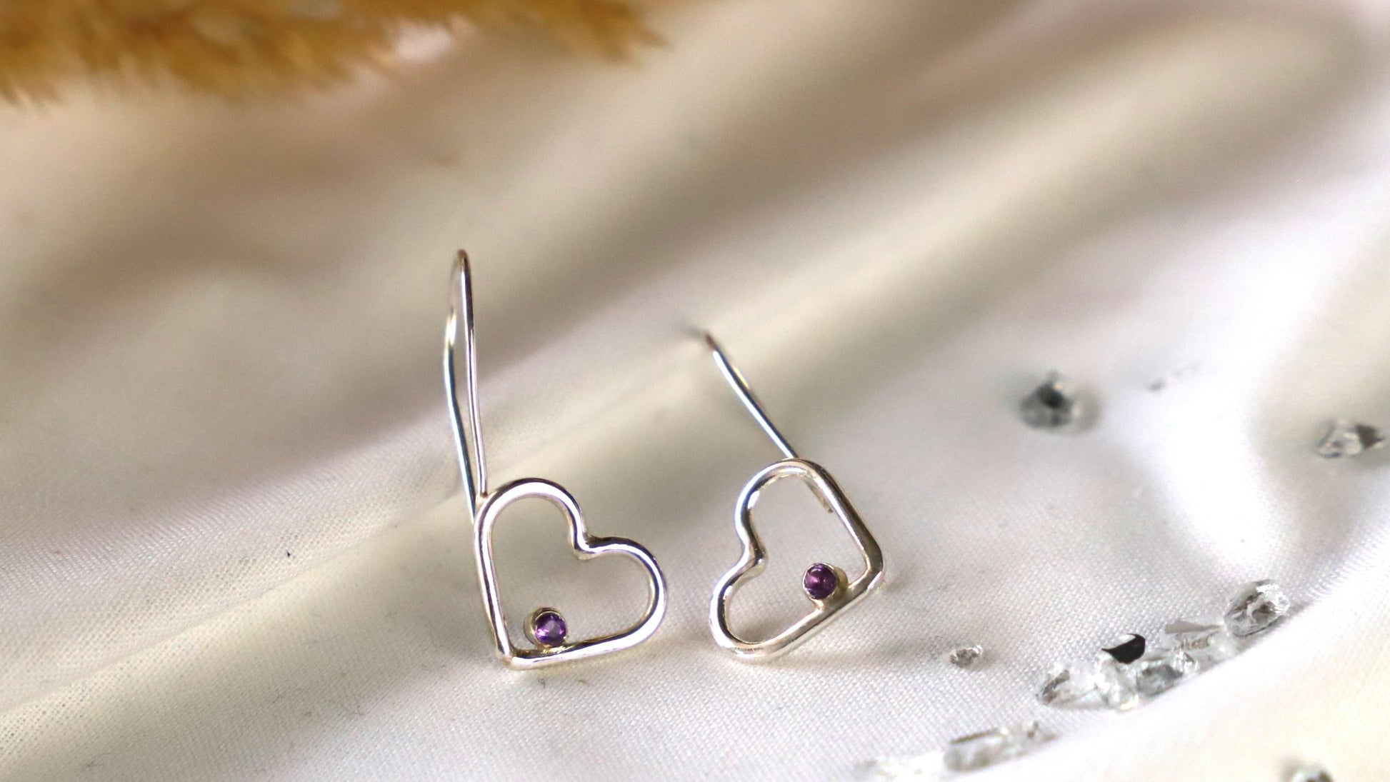 Heart shaped sterling silver earrings with amethyst - Szív alakú ezüst fülbevaló ametiszttel - Reka Kanyasi Jewellery