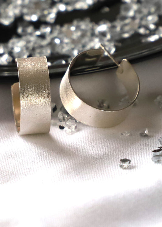 Léa silver hoop earrings with satin surface - Léa ezüst karika fülbevaló szaténos felülettel - Reka Kanyasi Jewellery