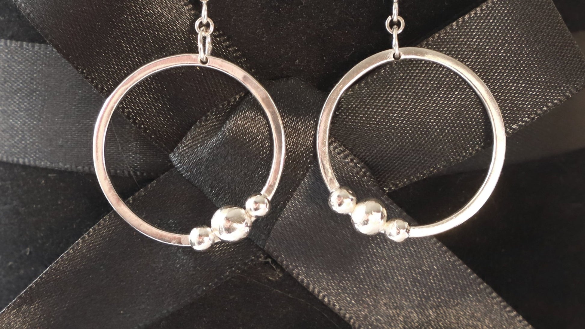 Love, hope and strenght silver hoops earrings - Szeretet, remény és erő ezüst karika fülbevaló - Reka Kanyasi Jewellery