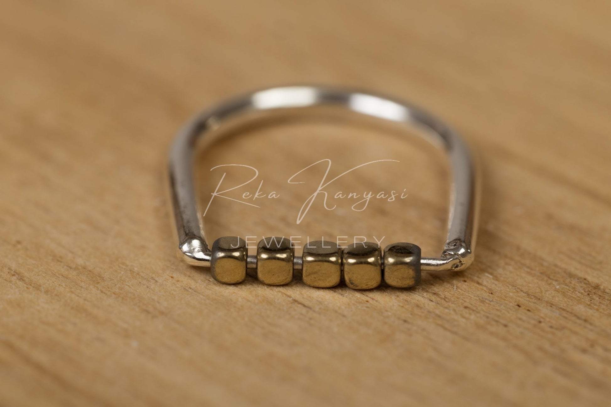 Nílus ezüst gyűrű hematit gyönggyel - Reka Kanyasi Jewellery