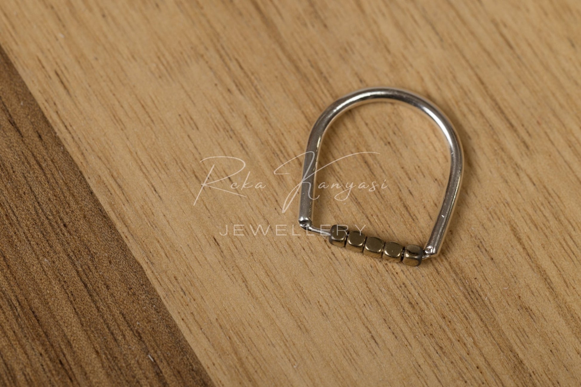 Nílus ezüst gyűrű hematit gyönggyel - Reka Kanyasi Jewellery