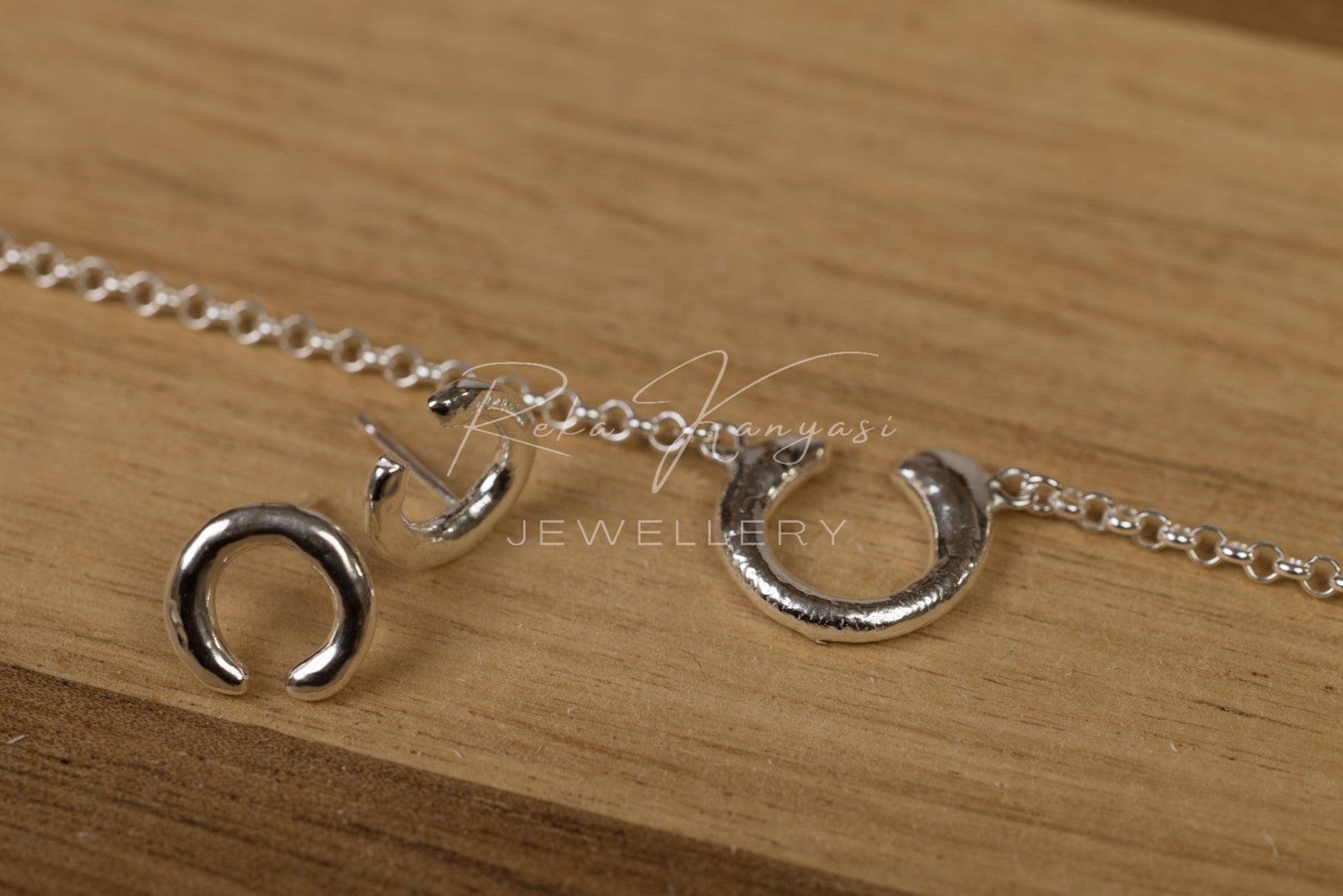 Patkó alakú ezüst fülbevaló - Reka Kanyasi Jewellery
