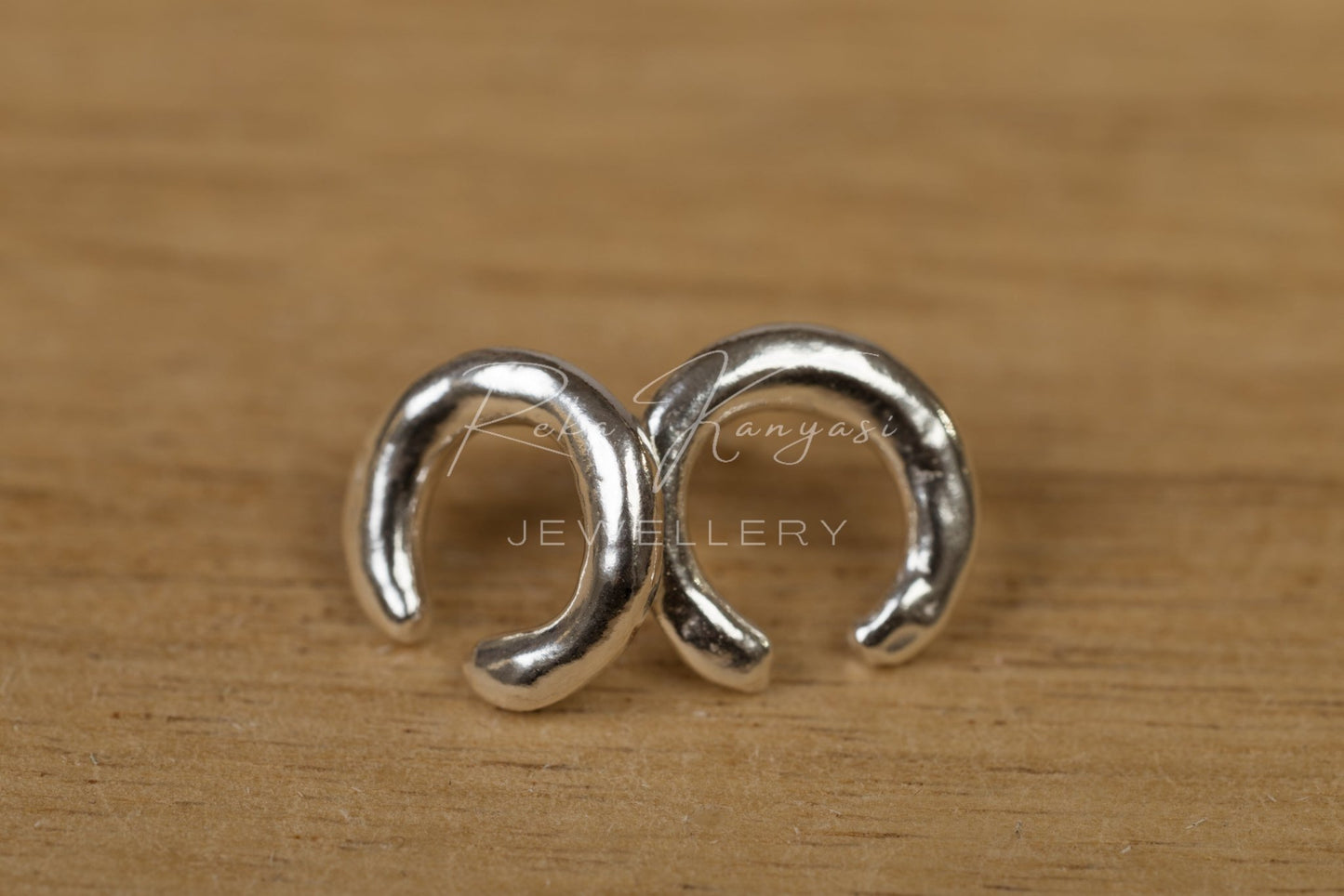 Patkó alakú ezüst fülbevaló - Reka Kanyasi Jewellery