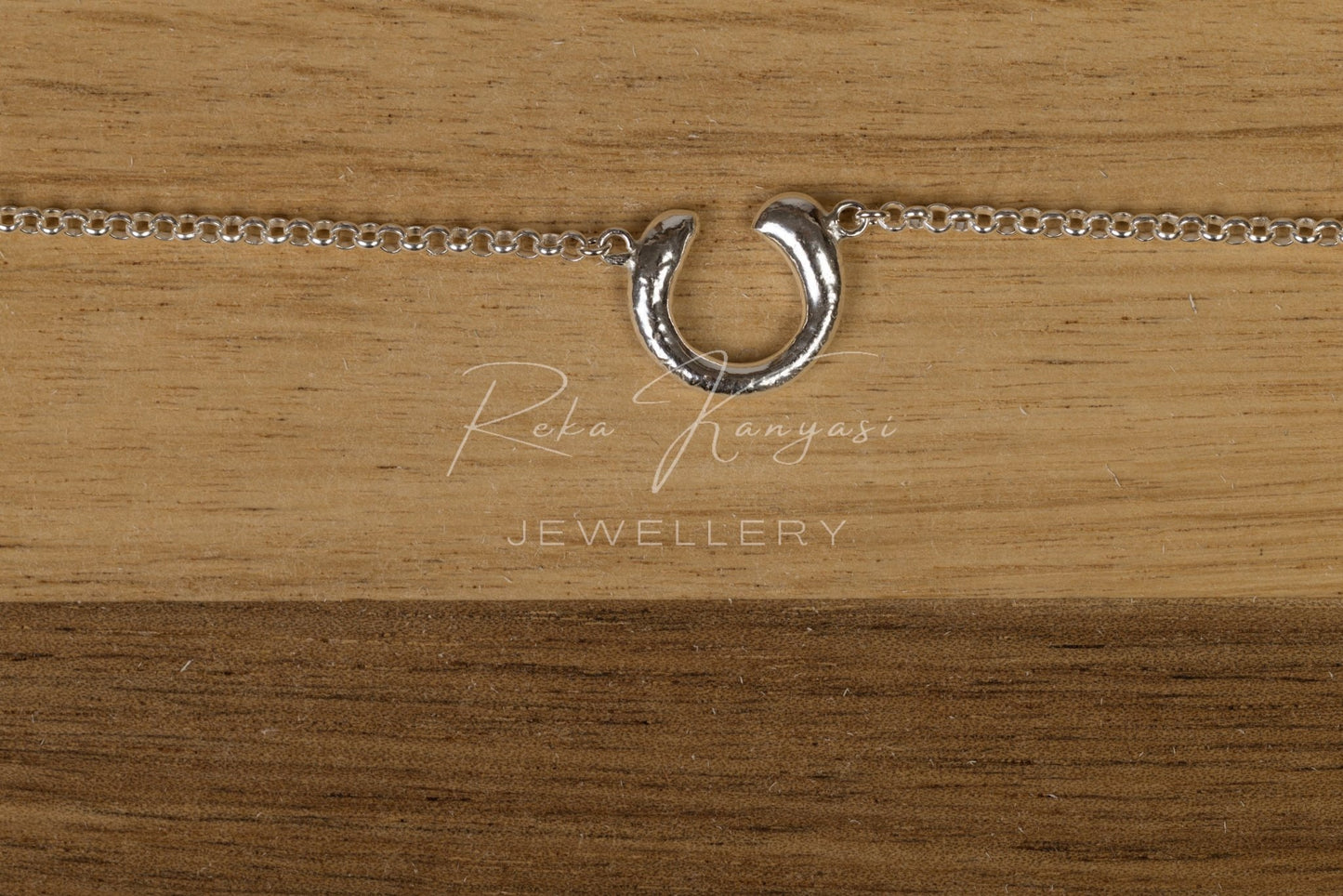 Patkó alakú ezüst medál lánccal - Reka Kanyasi Jewellery