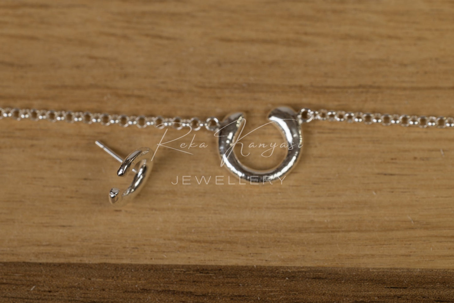 Patkó alakú ezüst medál lánccal - Reka Kanyasi Jewellery