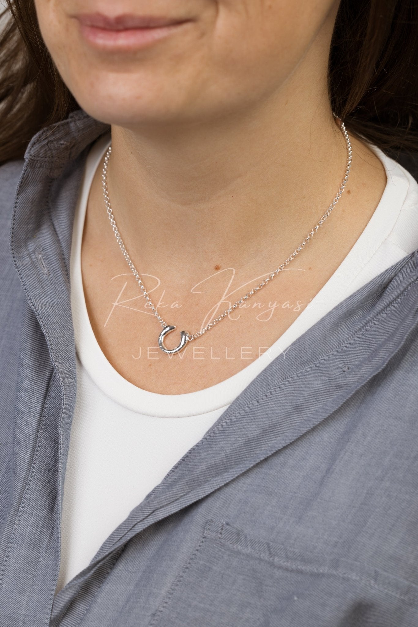 Patkó alakú ezüst medál lánccal - Reka Kanyasi Jewellery