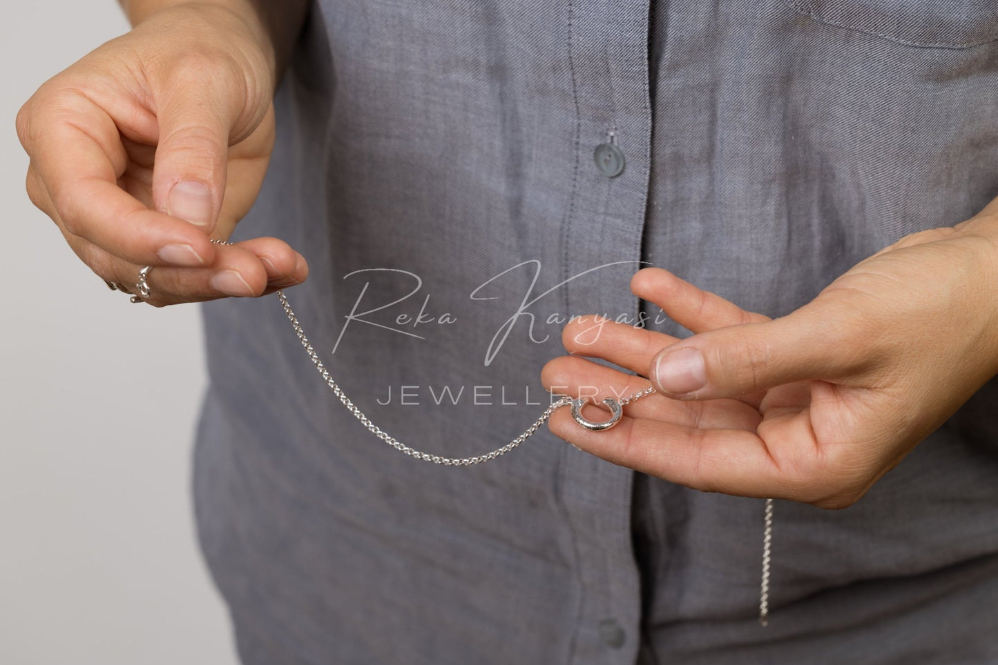 Patkó alakú ezüst medál lánccal - Reka Kanyasi Jewellery