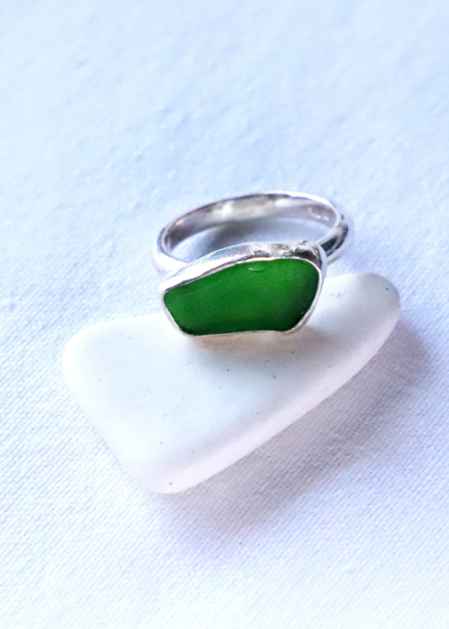 Piece of Cinque Terre Green Seaglass Silver Ring - Egy darabka Cinque Terre Zöld tengeriüveg ezüst gyűrű - Reka Kanyasi Jewellery