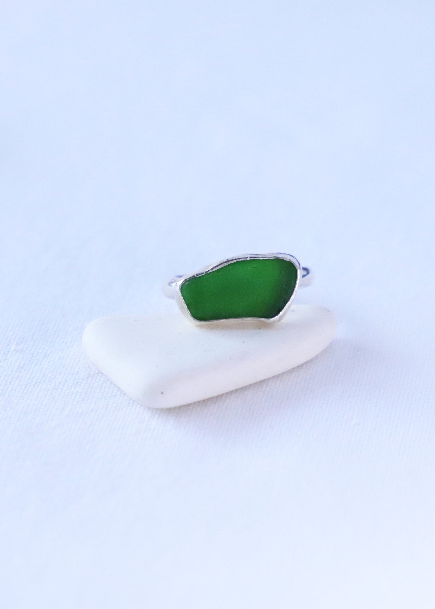 Piece of Cinque Terre Green Seaglass Silver Ring - Egy darabka Cinque Terre Zöld tengeriüveg ezüst gyűrű - Reka Kanyasi Jewellery