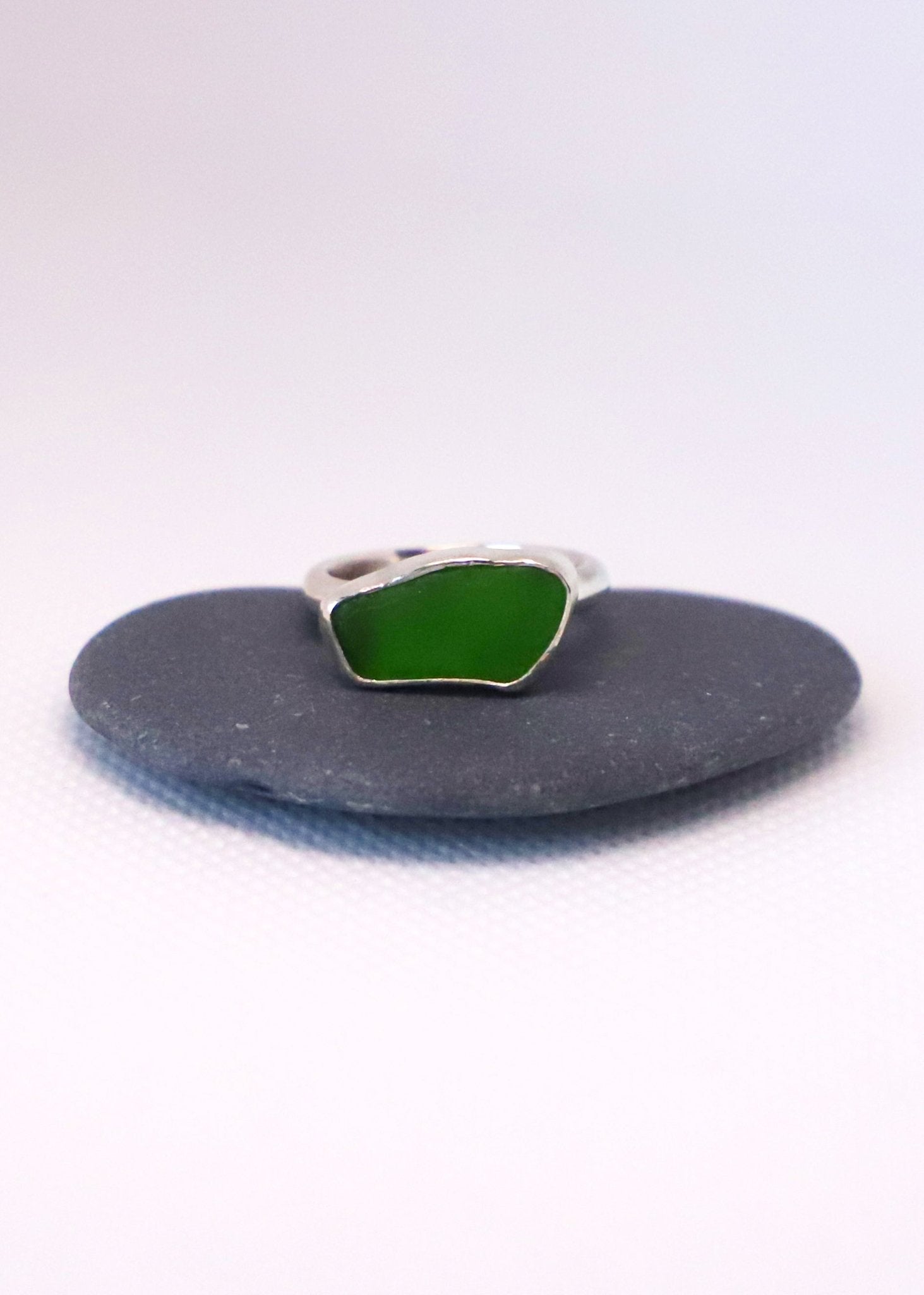 Piece of Cinque Terre Green Seaglass Silver Ring - Egy darabka Cinque Terre Zöld tengeriüveg ezüst gyűrű - Reka Kanyasi Jewellery