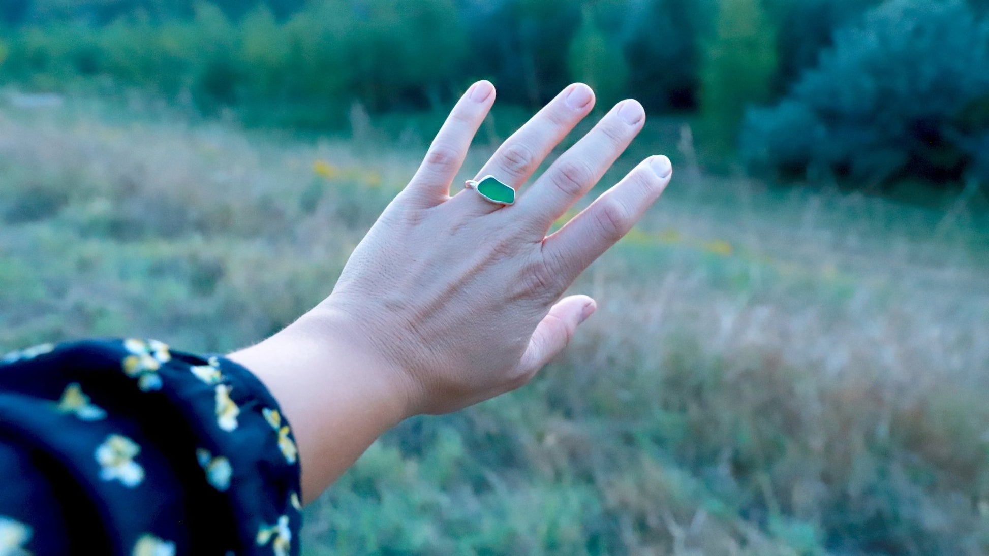 Piece of Cinque Terre Green Seaglass Silver Ring - Egy darabka Cinque Terre Zöld tengeriüveg ezüst gyűrű - Reka Kanyasi Jewellery