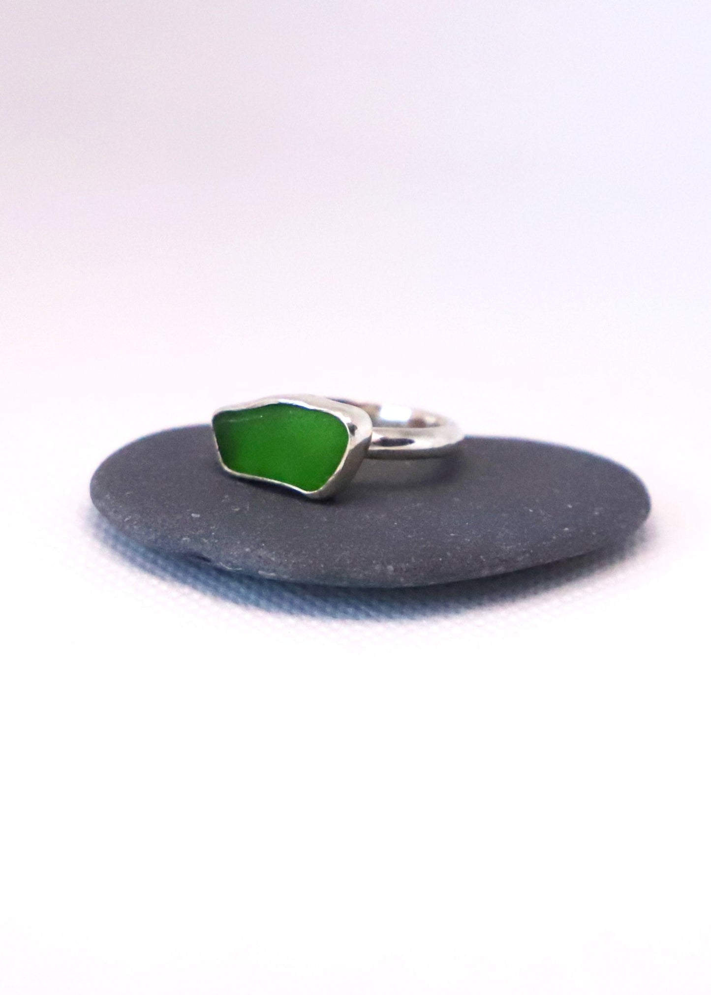 Piece of Cinque Terre Green Seaglass Silver Ring - Egy darabka Cinque Terre Zöld tengeriüveg ezüst gyűrű - Reka Kanyasi Jewellery