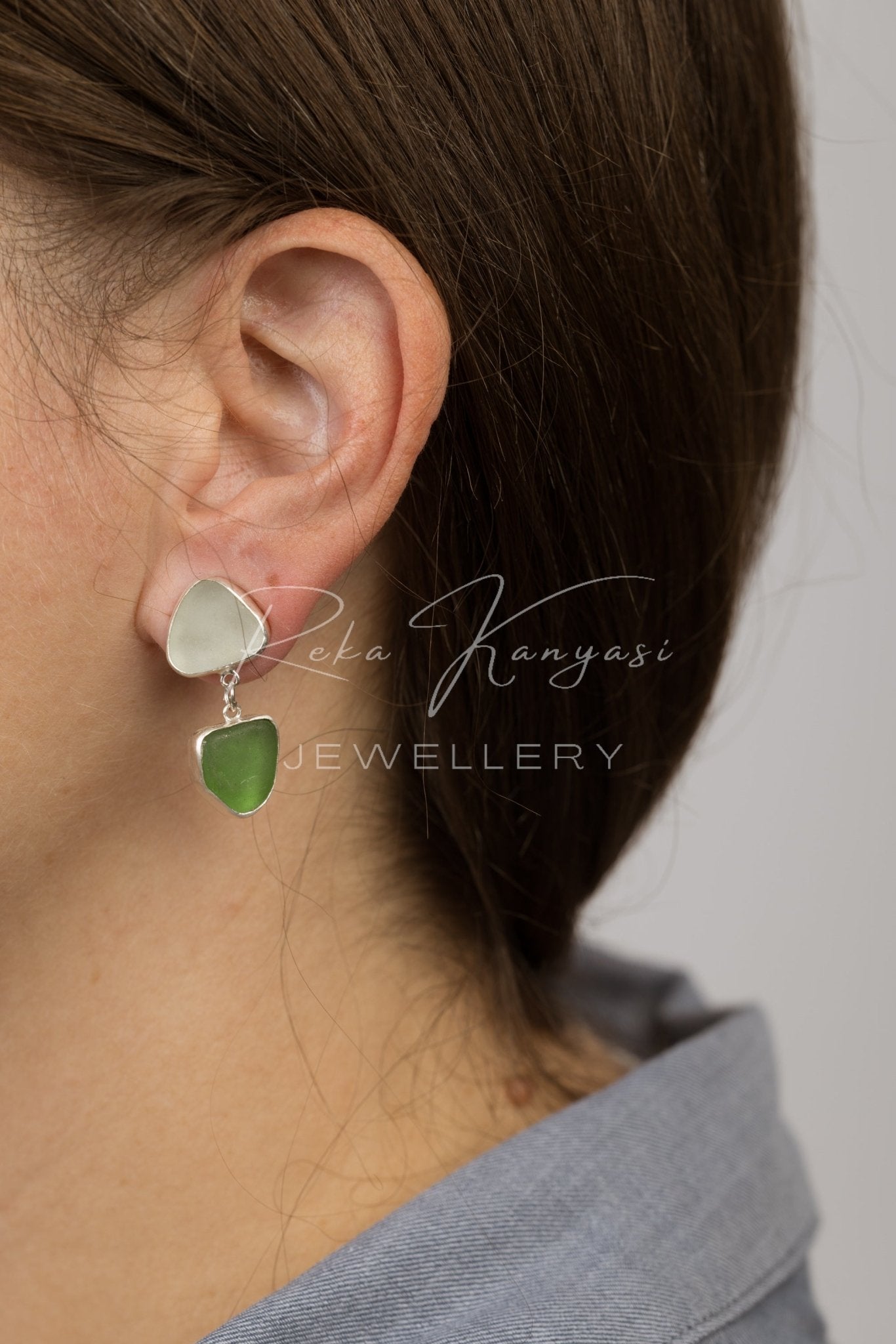 Tengeri üveg ezüst foglalatban fülbevaló - Reka Kanyasi Jewellery